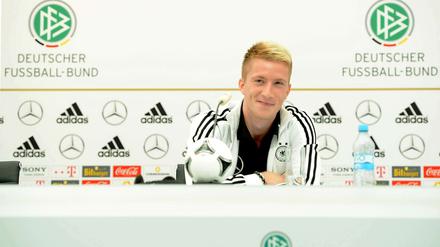 Verschmitztes Lächeln, perfekt frisiert: Marco Reus bei der DFB-Pressekonferenz.