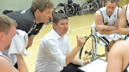 Enagagiert. Rollstuhlbasketball-Bundestrainer Nicolai Zeltinger (Mitte). 
