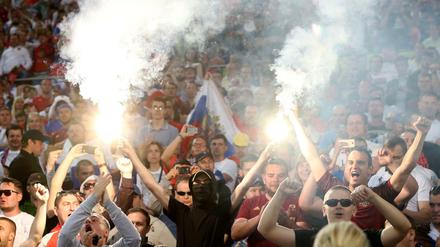 Vor der Pyrotechnik russischer Hooligans sollten sich laut Polizei in NRW deutsche Fans in Acht nehmen. 