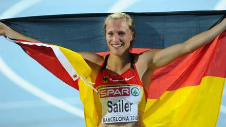29. Juli: Endlich: Nach einem aus deutscher Sicht enttäuschenden Auftakt der Leichtathletik-EM in Barcelona holt Verena Sailer überraschend den Titel im 100-Meter-Finale.
