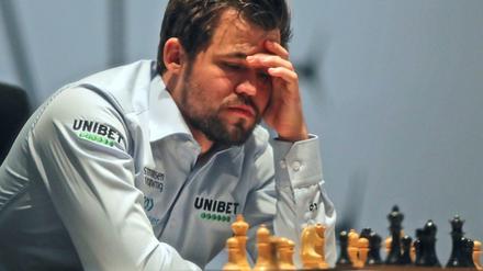 Der amtierende Weltmeister Magnus Carlsen hat keine leichte Zeit gegen seinen Herausforderer Jan Nepomnjaschtschi.