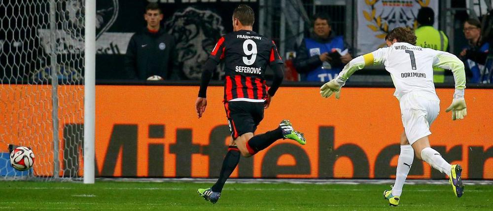 Das 2:0: Frankfurts Haris Seferovic läuft Dortmunds Torwart Weidenfeller davon.