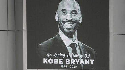 Ein Foto von Kobe Bryant bei eine Trauerveranstaltung am Staples Center in Los Angeles.