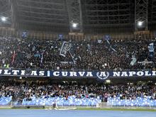 Hässliche Szenen in der Champions League: Napoli-Anhänger werfen mit Böllern auf Union-Fans