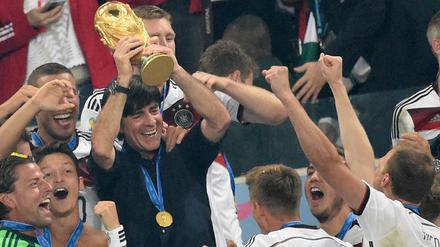 Joachim Löw nach dem wichtigsten Triumph seiner Laufbahn - dem Gewinn des Fußball-WM-Pokals 2014 in Brasilien.