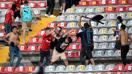 Fand des FC Querétaro und von Atlas Guadalajara lieferten sich auf den Tribünen eine gewalttätige Auseinandersetzung.