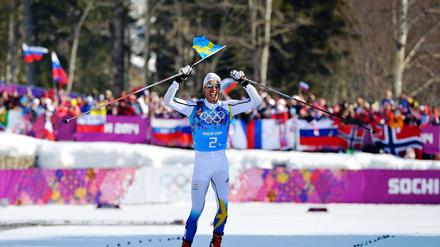 Schwedens Schlussläufer Markus Hellner hat die Fahne schon dabei - so deutlich lief er den Sieg seiner Staffel nach Hause.