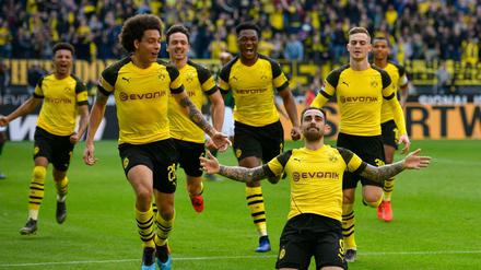 Dortmund bejubelt die späten Tore von Paco Alcacer und fährt nun zwei Punkten Vorsprung zum Spitzenspiel nach München.