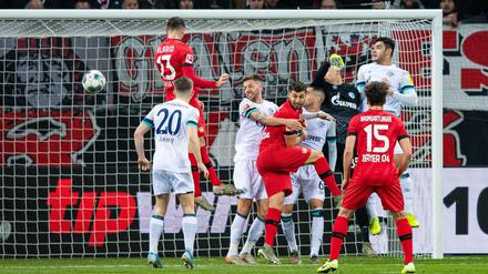 Lucas Alario köpft Bayer Leverkusen gegen Schalke in Führung. 