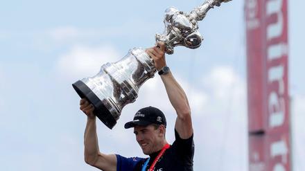 Neuseelands Steuermann Peter Burling mit dem America's Cup, der ältesten Sporttrophäe der Welt.