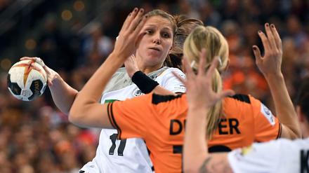 Kaum ein Durchkommen. Xenia Smits und ihre deutsche Mannschaft hatten gegen Holland Probleme.