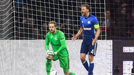 Vor dem Aus. Benedikt Höwedes und Ralf Fährmann haben mit Schalke 04 0:2 in Amsterdam verloren. 