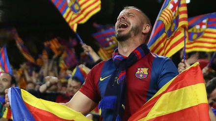 Herzensangelegenheit. Ein Barcelona-Fan mit der Flagge der katalanischen Unabhängigkeitsbewegung.