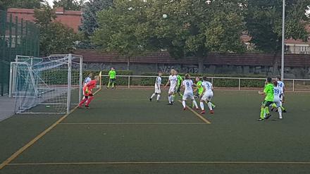 Der SC Staaken (weiße Trikots) gewann das Halbfinale des Bürgermeister-Pokals gegen den SC Gatow im Elfmeterschießen. 
