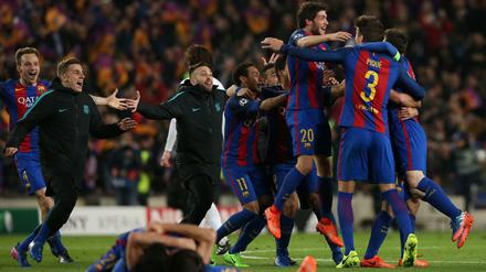 Barca in Ekstase: Nach dem 6:1 liegen sich die Spieler des FC Barcelona in den Armen. 