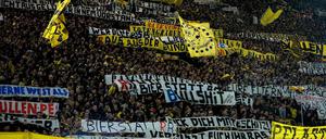 Die Worte zu den Taten. Auf den Rängen des Dortmunder Stadions waren Plakate zu sehen, die sich gegen RB Leipzig richteten. 