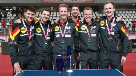 So sehen Sieger aus. Die Deutsche Mannschaft bejubelt den EM-Titelgewinn in Nantes.