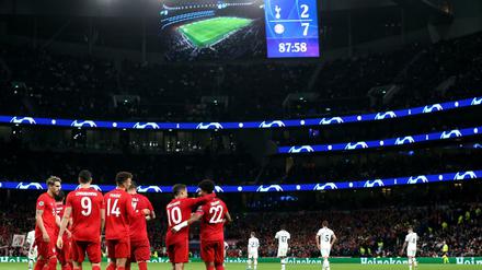 Die Bayern bejubeln Serge Gnabrys Tor zum 7:2-Endstand gegen Tottenham Hotspur.