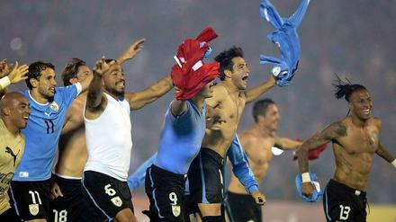 Das Nationalteam von Uruguay freut sich über ihr Ticket zur Fußball-WM in Brasilien 2014. Sie schossen in der Qualifikation Jordanien ins Aus.