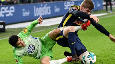 Harter Kampf um den Ball: Wolfsburgs William (l) und Leipzigs Timo Werner. 