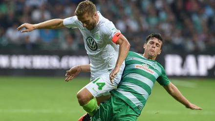 Bremens Zlatko Junuzovic (r) im Zweikampf mit Wolfsburgs Jakub Blaszczykowski.