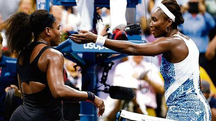 Serena (links) und Venus Williams begeisterten die Zuschauer in New York. 