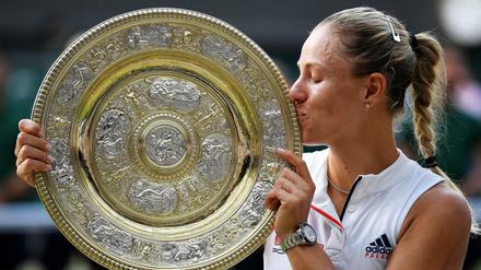 Am Ziel: Angelique Kerber mit der Schale für die Siegerin von Wimbledon.