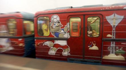 Ein Zug der Moskauer Metro ist mit dem WM-Maskottchen Sabiwaka.