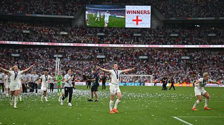 So sehen Siegerinnen aus. Die Engländerinnen nach ihrem Triumph in Wembley.