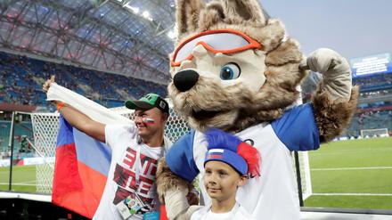 Russlands WM-Maskottchen posiert mit Fans.