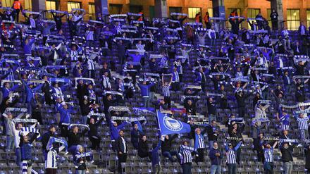 Singen verboten. Bei Herthas Heimspiel gegen Eintracht Frankfurt vor einer Woche wurde die gute Stimmung gelobt, die von den nur 4000 Fans veranstaltet wurde. Zulässig waren die Anfeuerungen allerdings nicht.