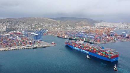 Ein Containerschiff des chinesischen Staatskonzerns Cosco läuft in den Hafen von Piräus ein. Cosco hatte ihn in der griechischen Euro-Krise gekauft. 