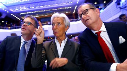 Christine Lagarde zwischen Christian Sewing (l) und Martin Zielke (r) in Frankfurt 