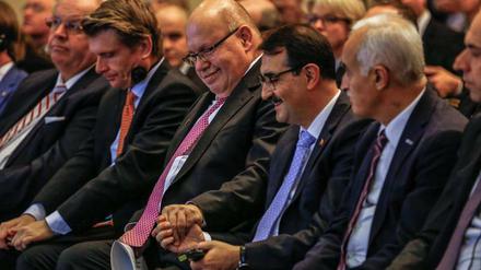 Bundeswirtschaftsminister Peter Altmaier (Mitte l.) neben dem türkischen Energieminister Fatih Dönmez (Mitte r.)