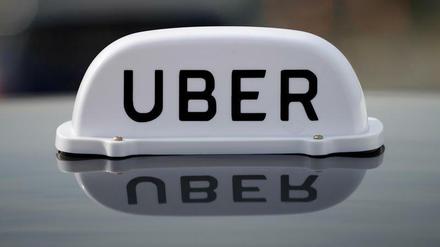 Im Stil eines Taxis: das Logo des Fahrdienstes Uber