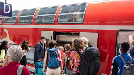 Wochenendurlauber steigen am Bahnhof Gesundbrunnen in den überfüllten Regionalexpress 5 nach Rostock. 