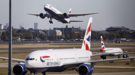 Maschinen von British Airways am Londoner Flughafen Heathrow.