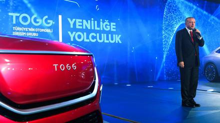 Präsident Erdogan stellt den Prototypen seines neuen Elektro-Autos vor.