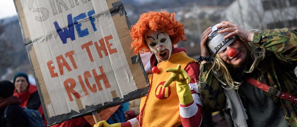 Auf welcher Seite steht Ronald McDonald? Hier haben sich Demonstranten in Davos der Werbefigur bemächtigt.