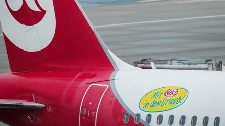 Ein Flugzeug mit Air Berlin Lackierung und einem Sticker der Fluggesellschaft Niki.