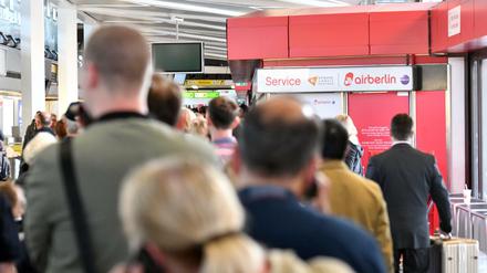 Passagiere warten an einem Serviceschalter von Air Berlin am Dienstag am Flughafen Tegel. 