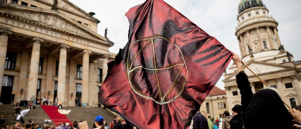 Teilnehmer der Bewegung Extinction Rebellion Deutschland gegen die Klimakrise auf dem Gendarmenmarkt in Berlin.