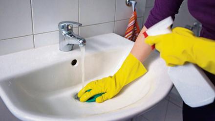 Putzfrauen sorgen in vielen Haushalten für Sauberkeit - arbeiten oft aber schwarz.