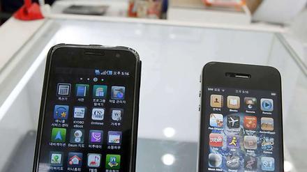 Ähnlichkeiten. Links das Galaxy S von Samsung, rechts das iPhone 4 von Apple.