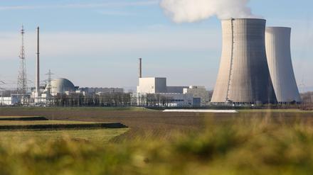 Wasserdampf steigt aus einem Kühlturm des Kernkraftwerks Philippsburg. Der Betreiber EnBW nahm es am Silvestertag vom Netz.