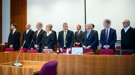 Am Mittwoch begann der erste Cum-Ex-Prozess in Bonn. Die Angeklagten wurden auf Anordnung des Gerichts auf den Fotos gepixelt.