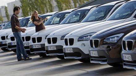 Ein junges Paar betrachtet in Leipzig (Sachsen) während einer Pressevorführung einen BMW X1. 
