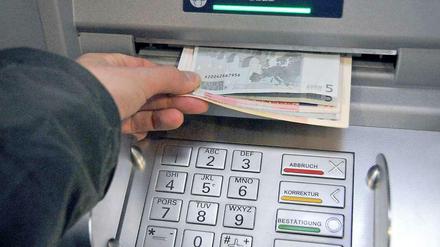 Geld auf Knopfdruck von falschen Kreditkarten: So einfach erbeuteten Diebe Millionen.