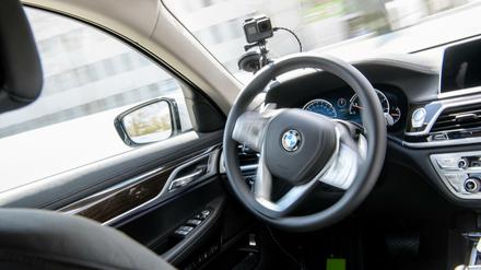 Ein autonom fahrendes Fahrzeug von BMW auf einer Teststrecke.