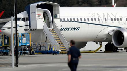 Nach zwei Abstürzen hat Boeing Maßnahmen vorgestellt, die die Sicherheit der Maschinen vom Typ 737 MAX 8 verbessern sollen.